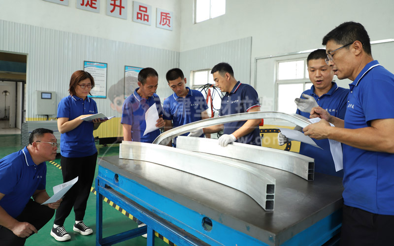自動車衝突防止梁