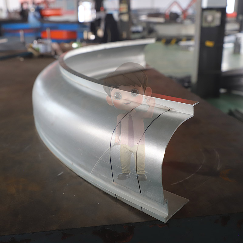 アルミ型飾りの線が曲がっています