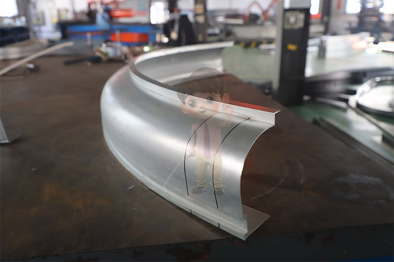 アルミ型飾りの線が曲がっています