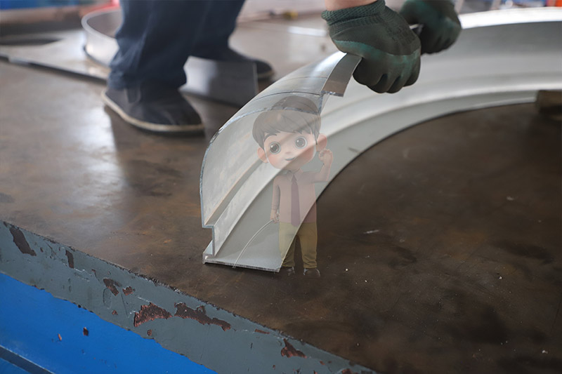 アルミ型飾りの線が曲がっています