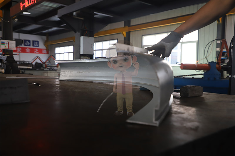 アルミ型飾りの線が曲がっています