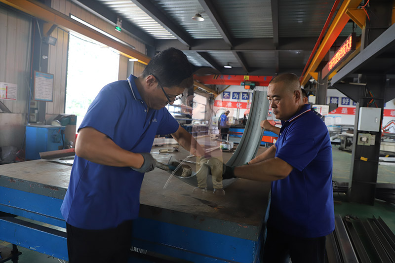 アルミ型飾りの線が曲がっています